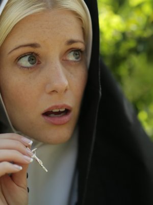 Шикарные монашки сбежали из монастыря ради лесбийского секса на природе 