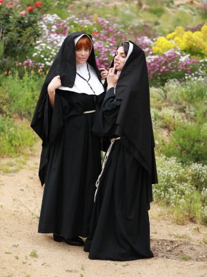 Шикарные монашки сбежали из монастыря ради лесбийского секса на природе 