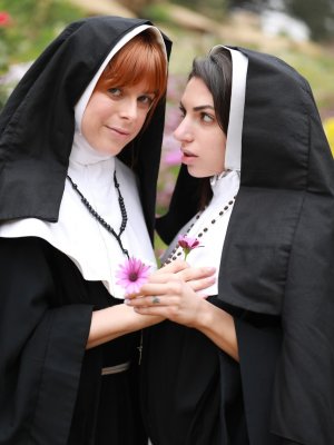 Шикарные монашки сбежали из монастыря ради лесбийского секса на природе 