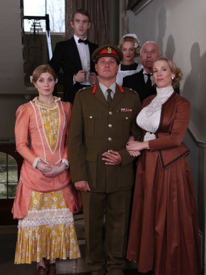 Горничная офицера и его жена трахаются с дворецким 