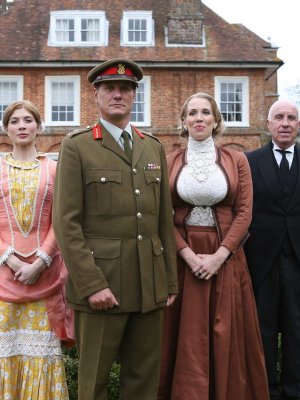 Горничная офицера и его жена трахаются с дворецким 