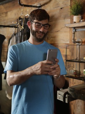 Парень вставил большой член в волосатую киску худой подруги