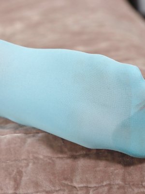 Фетишист трахает девушку в жопу и лижет ей ножки