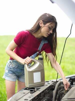 Мужик помог девушке заменить масло в машине после траха на природе 