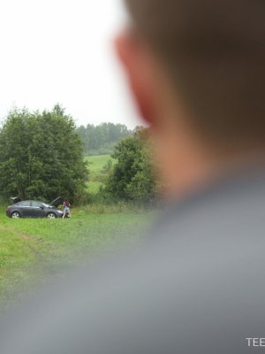 Мужик помог девушке заменить масло в машине после траха на природе 