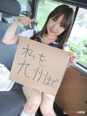 Красивая японка сосет член парня в машине 