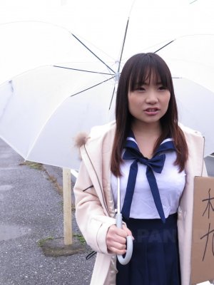 Красивая японка сосет член парня в машине 