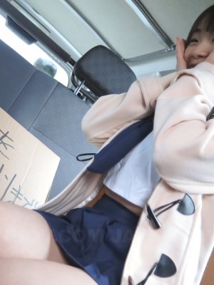 Красивая японка сосет член парня в машине 