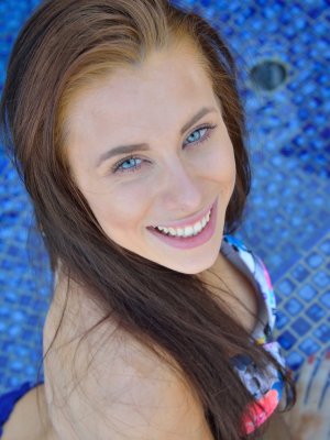 Красивая девушка в бикини вставляет пальцы в жопу