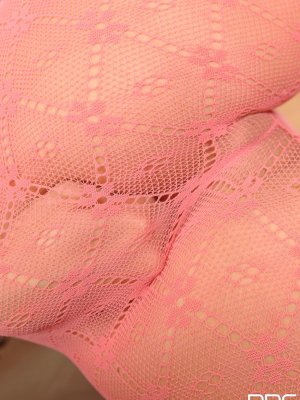 Красивая девушка в масле делает себе анальный фистинг рукой