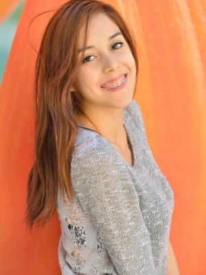 Молоденькая брюнетка вставляет палец в попку сняв юбочку