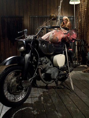 Молодая сучка страпонит раком очко мужчины в позе стоя