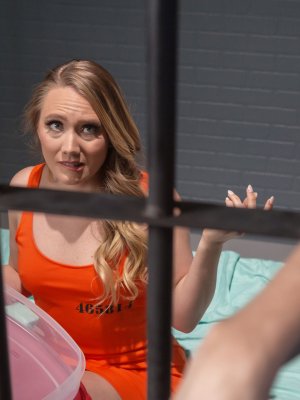 Секс тюремщик трахнул в анал блондинку большим членом спалив пробку