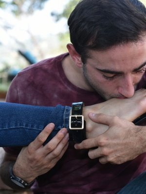 Татуированная азиатка в джинсах прыгает на хуе посреди парка