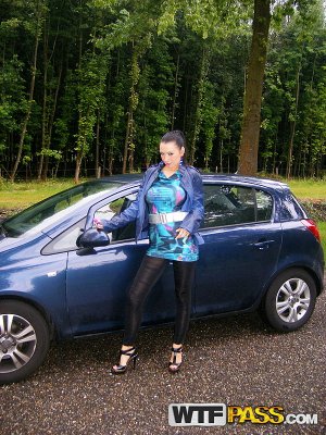 Русская замужняя шалава с большими сиськами облизывает член пикапера