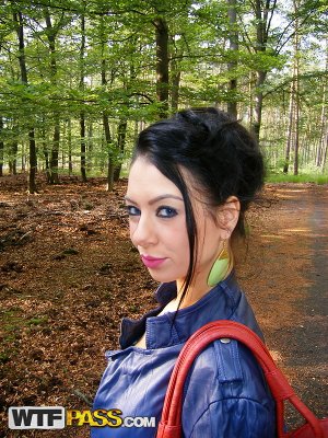 Русская замужняя шалава с большими сиськами облизывает член пикапера