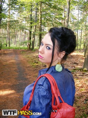 Русская замужняя шалава с большими сиськами облизывает член пикапера