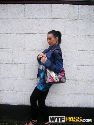 Русская замужняя шалава с большими сиськами облизывает член пикапера