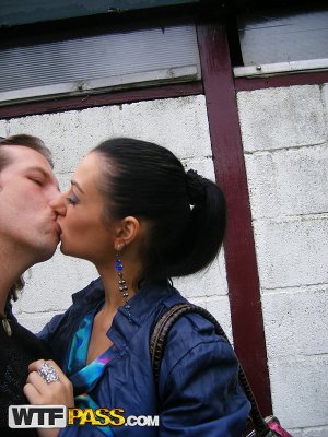 Русская замужняя шалава с большими сиськами облизывает член пикапера