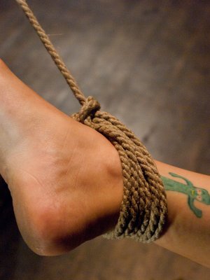 Мужик наказал латинскую секс рабыню в бондаже анальным фистингом рукой