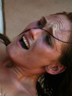 Жесткий секс мамочки со стройной фигурой закончился спермой на животе