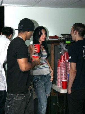 Блондинка занимается вагинальным сексом на публичной вечеринке