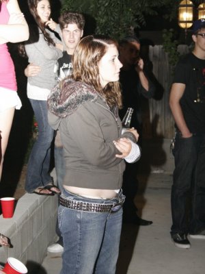 Блондинка занимается вагинальным сексом на публичной вечеринке