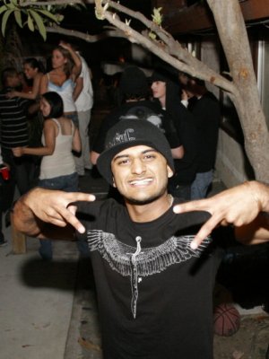 Блондинка занимается вагинальным сексом на публичной вечеринке