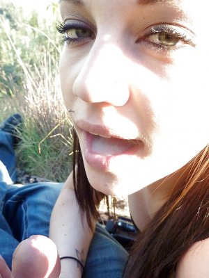 Кончил в рот русской девушки после минета на улице без презерватива