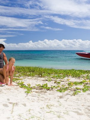 Сисястую блондинку трахают с двойным проникновением за деньги на пляже