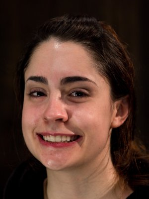 Мастурбирует вагину рабыни с красивым личиком до достижения оргазма