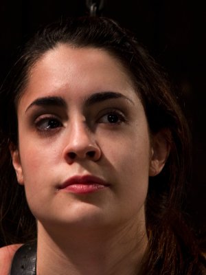 Мастурбирует вагину рабыни с красивым личиком до достижения оргазма