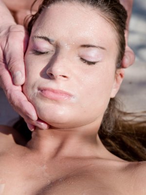 Старики трахают молодую девушку во все дыры на свежем воздухе