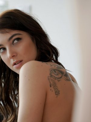 Богатый мужчина трахнул двух молоденьких девушек из эскорта с минетом