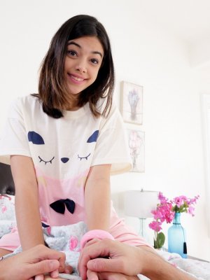 Красивая латинка глубоко отсосала большой член парня от первого лица