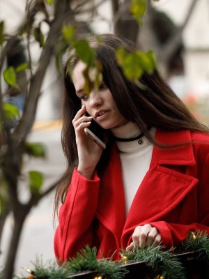 Брюнетка с длинными ножками расхаживает по городу в сексуальных колготках с просветом