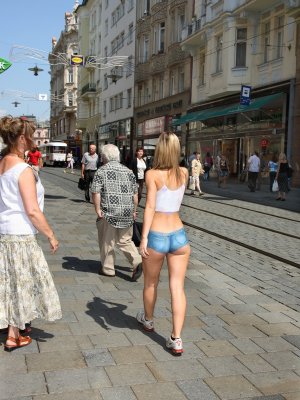 Горячая телка со светлыми волосами прогуливается в коротких джинсовых шортах