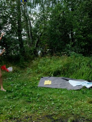 Две молоденькие русские студентки глотают сперму парня трахаясь на природе