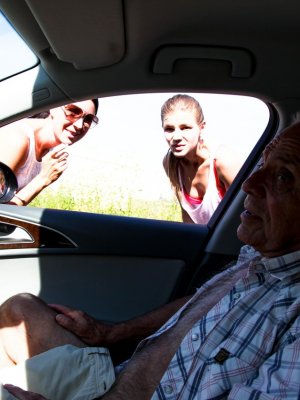 Пенсионеры трахают молоденькую проститутку во все дыры на трассе посреди движения