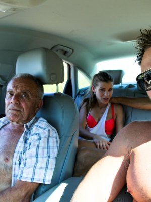 Пенсионеры трахают молоденькую проститутку во все дыры на трассе посреди движения