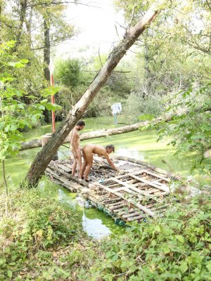 Парень вылизывает бритую киску русской студентки трахаясь на свежем воздухе