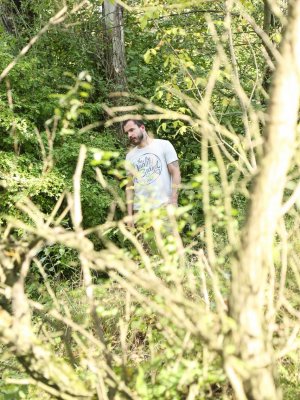 Парень вылизывает бритую киску русской студентки трахаясь на свежем воздухе