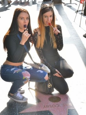 Горячие лесбиянки в джинсах сосутся и мастурбируют дилдо в общественных местах