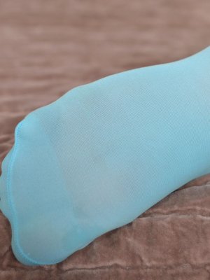 Девушка в колготках дрочит член парня ножками перед анальным сексом в миссионерской позе