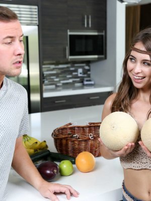 Отлизал киску молоденькой красотки перед проникновением большим членом