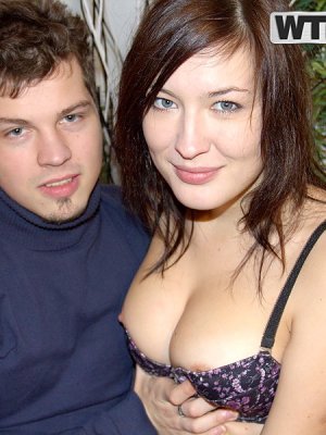 Просит девушку сосать член максимально глубже снимая любительские порно фото