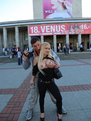 Немецкая блондинка показывает большие сиськи и жопу на публике