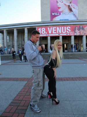 Немецкая блондинка показывает большие сиськи и жопу на публике