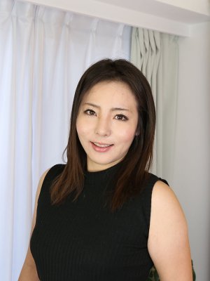 Лижет волосатую киску молодой японки перед трахом со спермой вовнутрь